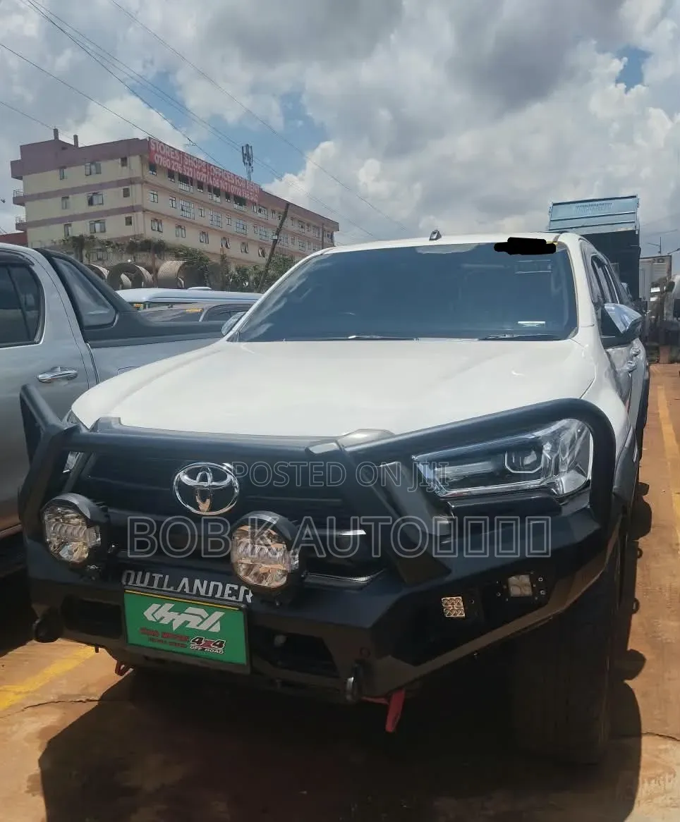 New Toyota Hilux 2023 White