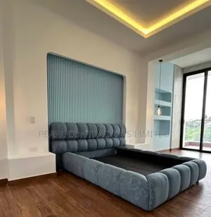 Beds/Upholstered Bed