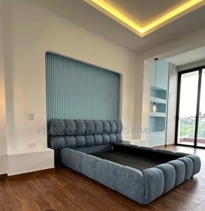 Beds/Upholstered Bed