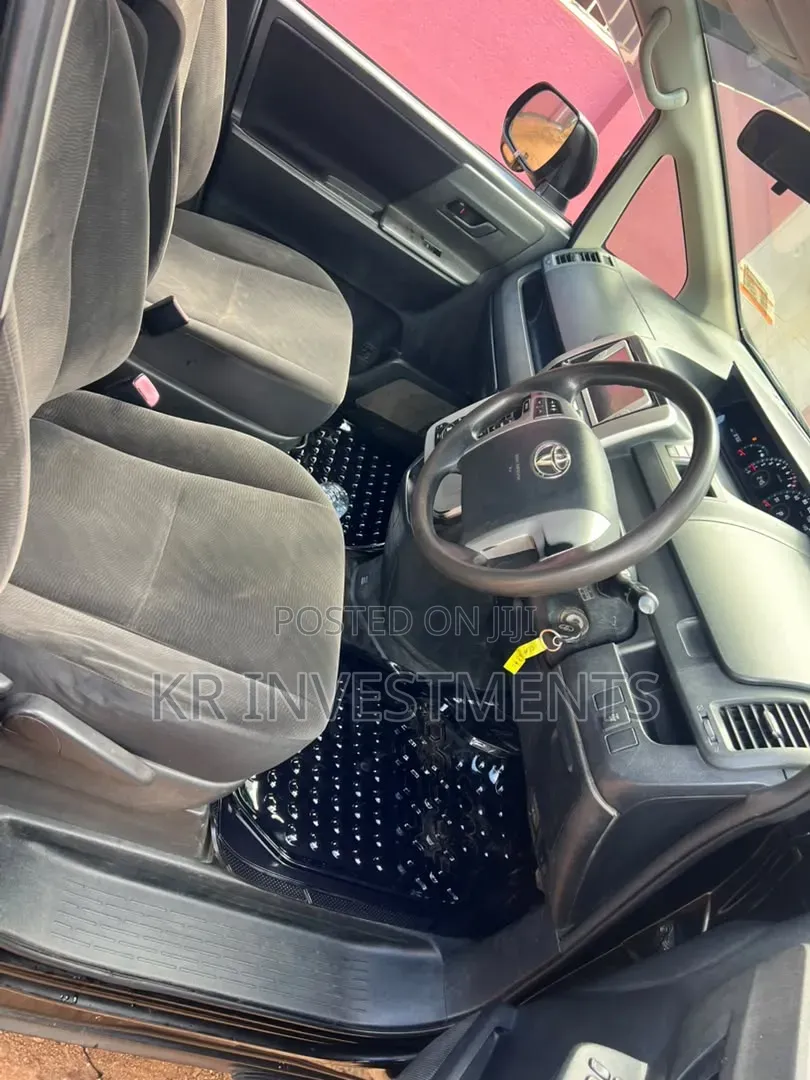 Toyota Noah 2012 Black