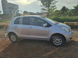 Toyota Vitz 2009 Silver