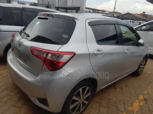 Toyota Vitz 1.0 FWD 5dr 2017 Silver