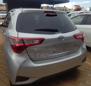 Toyota Vitz 1.0 FWD 5dr 2017 Silver