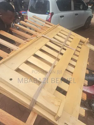 5by6 Wooden Bed in Perfect State Available on Sale