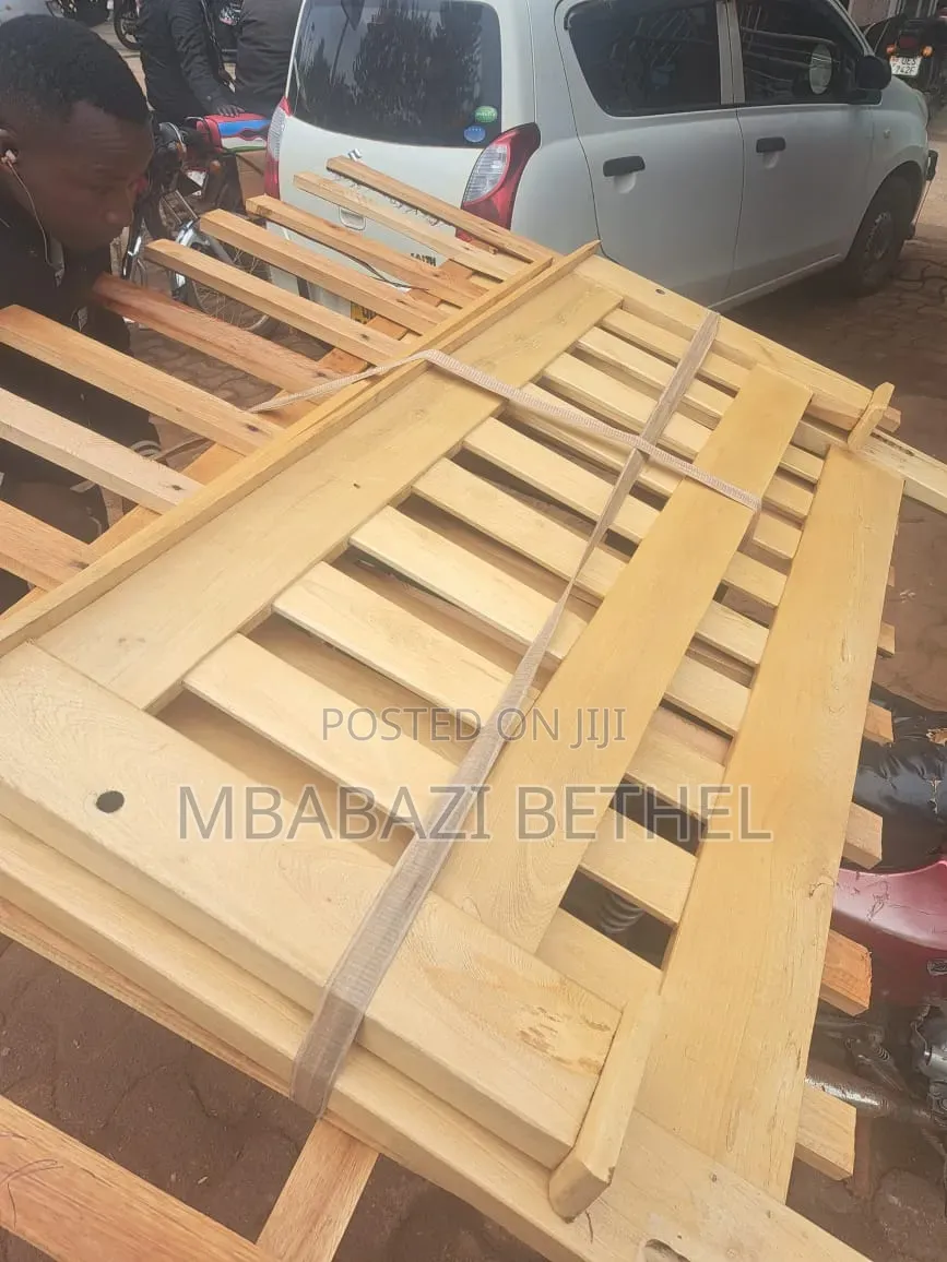 5by6 Wooden Bed in Perfect State Available on Sale