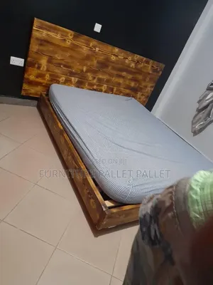 Pallet Floating Bed