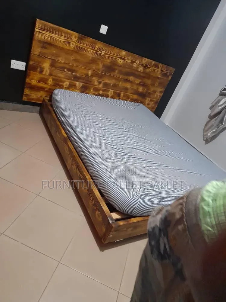 Pallet Floating Bed