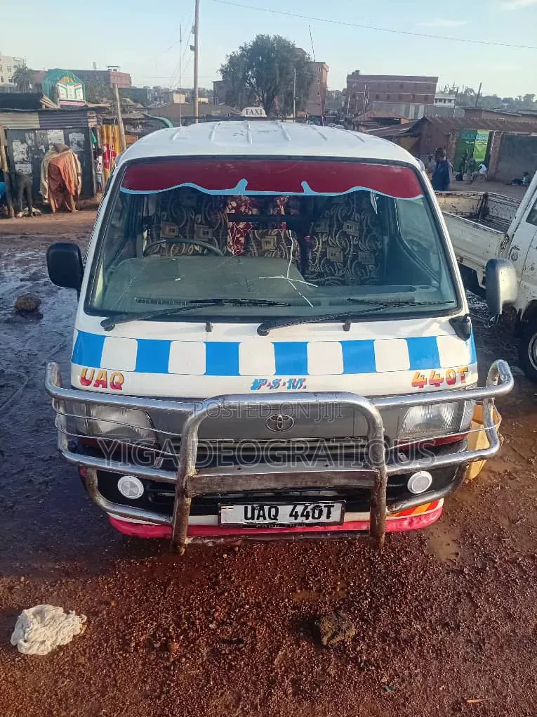 Toyota HiAce 2005 White