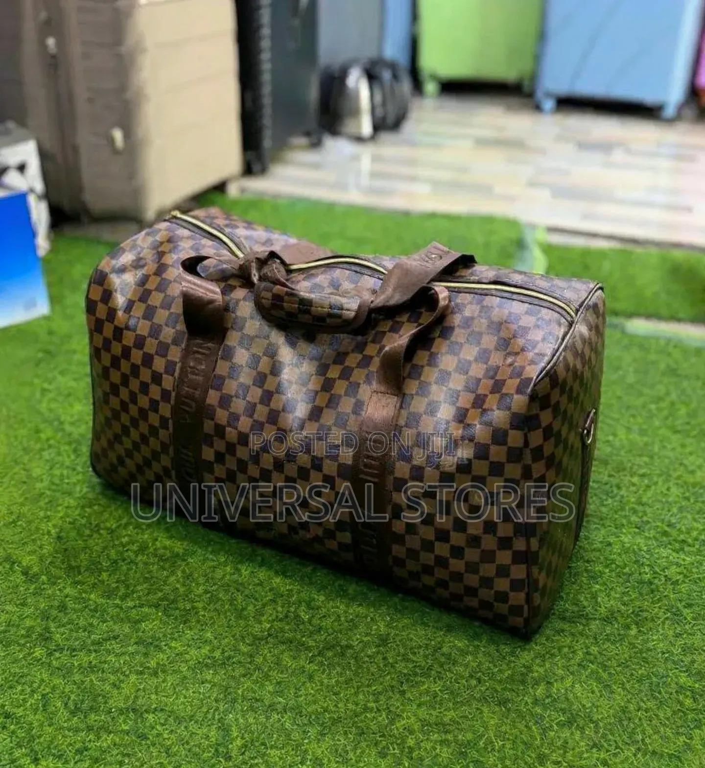 Leather Travel Bag With Double
Straps and Water Resistant Gym Bag