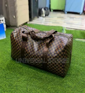 Leather Travel Bag With Double
Straps and Water Resistant Gym Bag