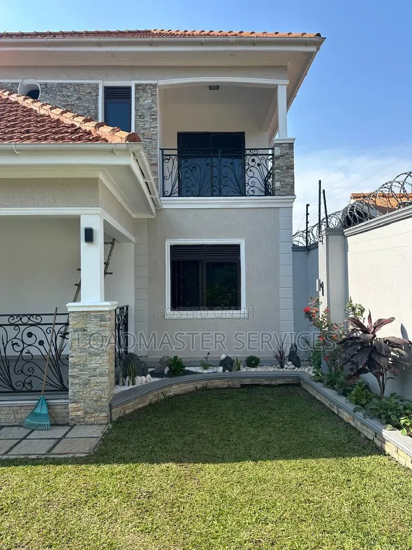 6bdrm House in Wakiso / Wakiso for sale