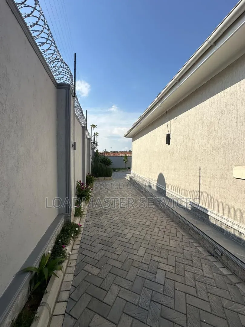6bdrm House in Wakiso / Wakiso for sale