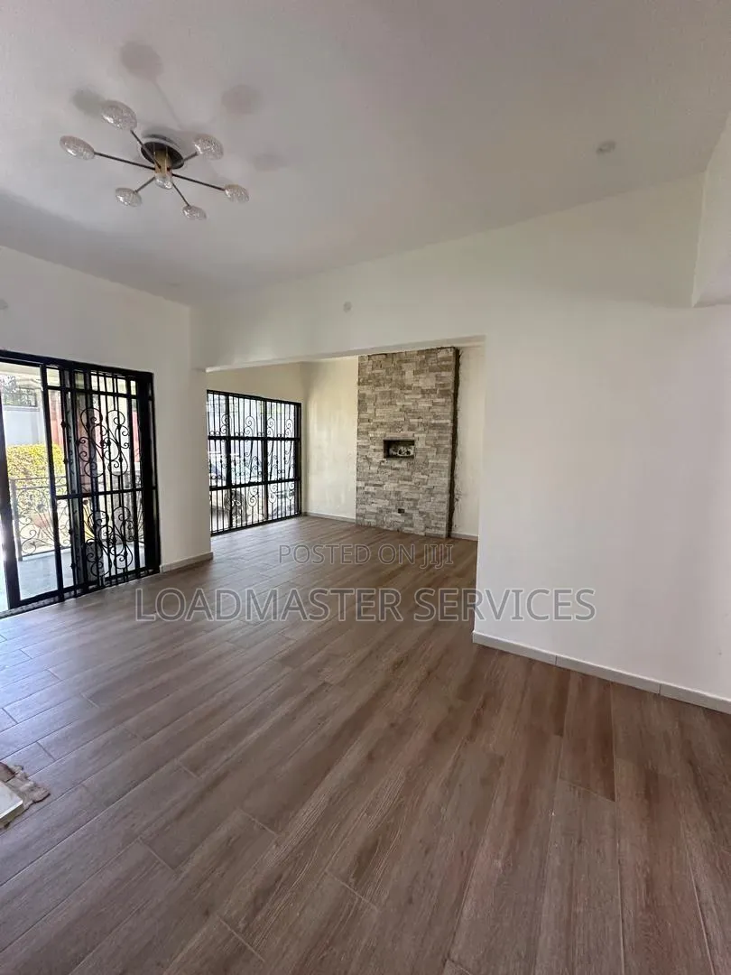 6bdrm House in Wakiso / Wakiso for sale