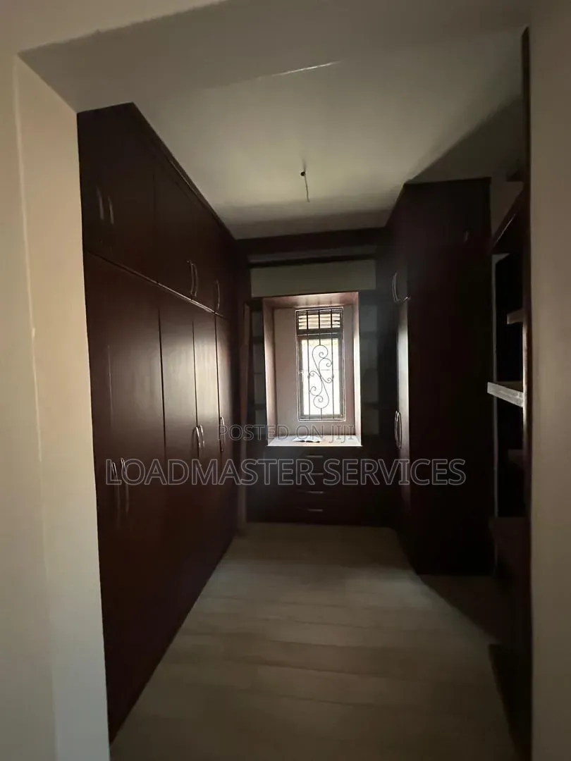 6bdrm House in Wakiso / Wakiso for sale