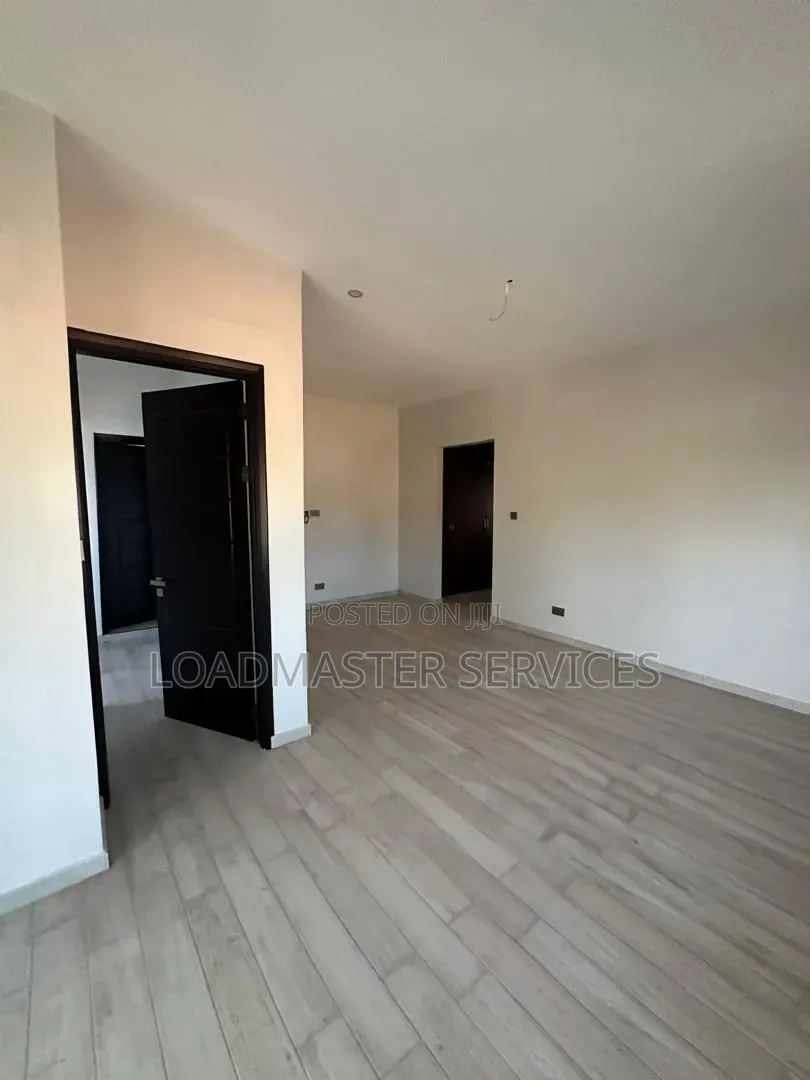 6bdrm House in Wakiso / Wakiso for sale