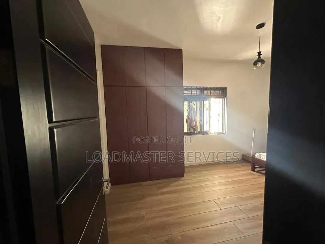 6bdrm House in Wakiso / Wakiso for sale