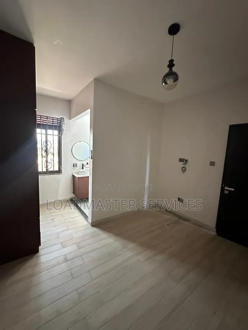 6bdrm House in Wakiso / Wakiso for sale