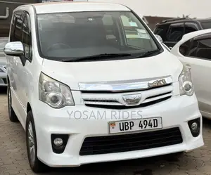 Toyota Noah 2.0 143hp FWD (7 Seater) 2012 White
