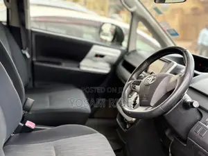 Toyota Noah 2.0 143hp FWD (7 Seater) 2012 White