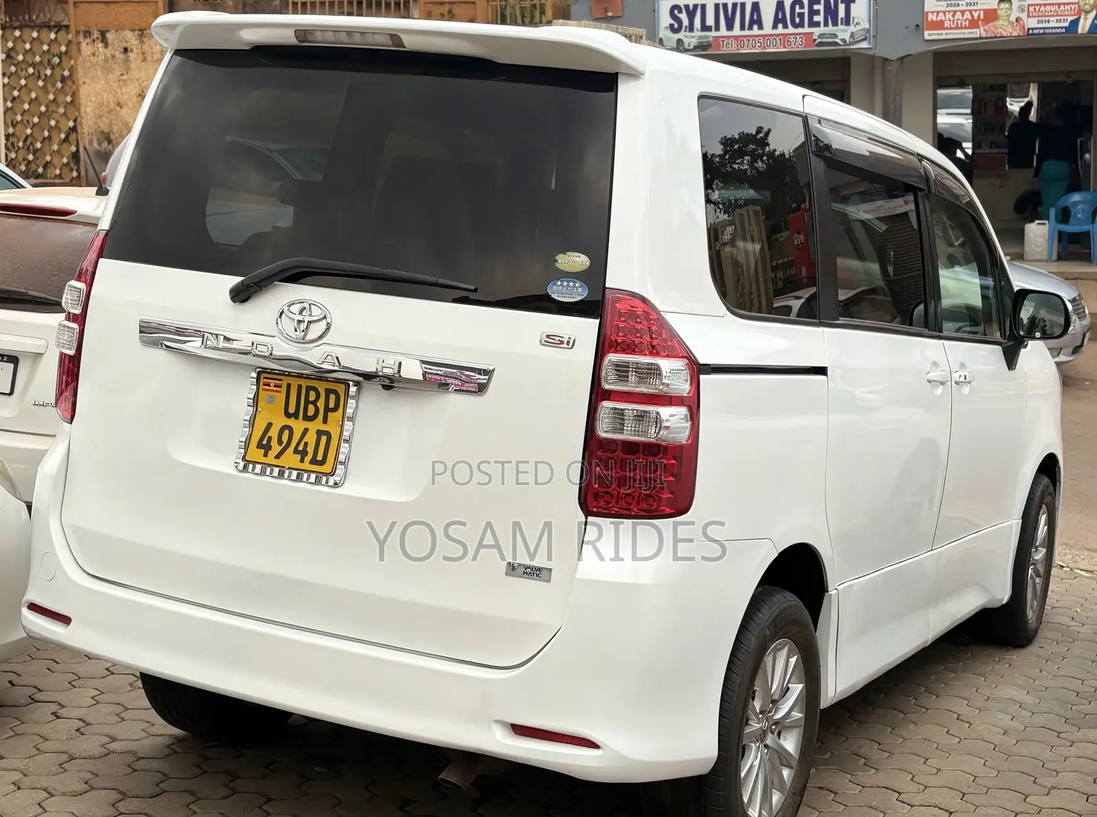 Toyota Noah 2.0 143hp FWD (7 Seater) 2012 White