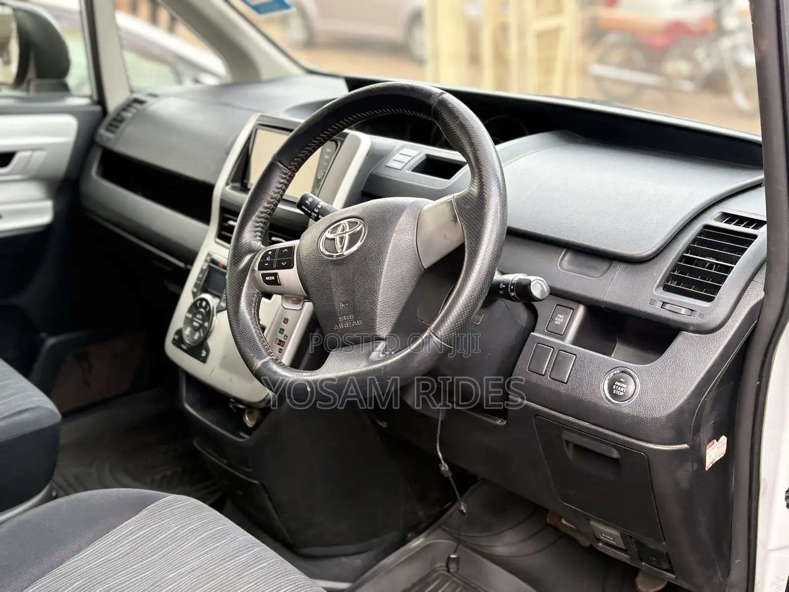 Toyota Noah 2.0 143hp FWD (7 Seater) 2012 White