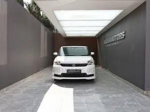 Toyota Corolla Rumion Hatchback 1.5 FWD 2012 White