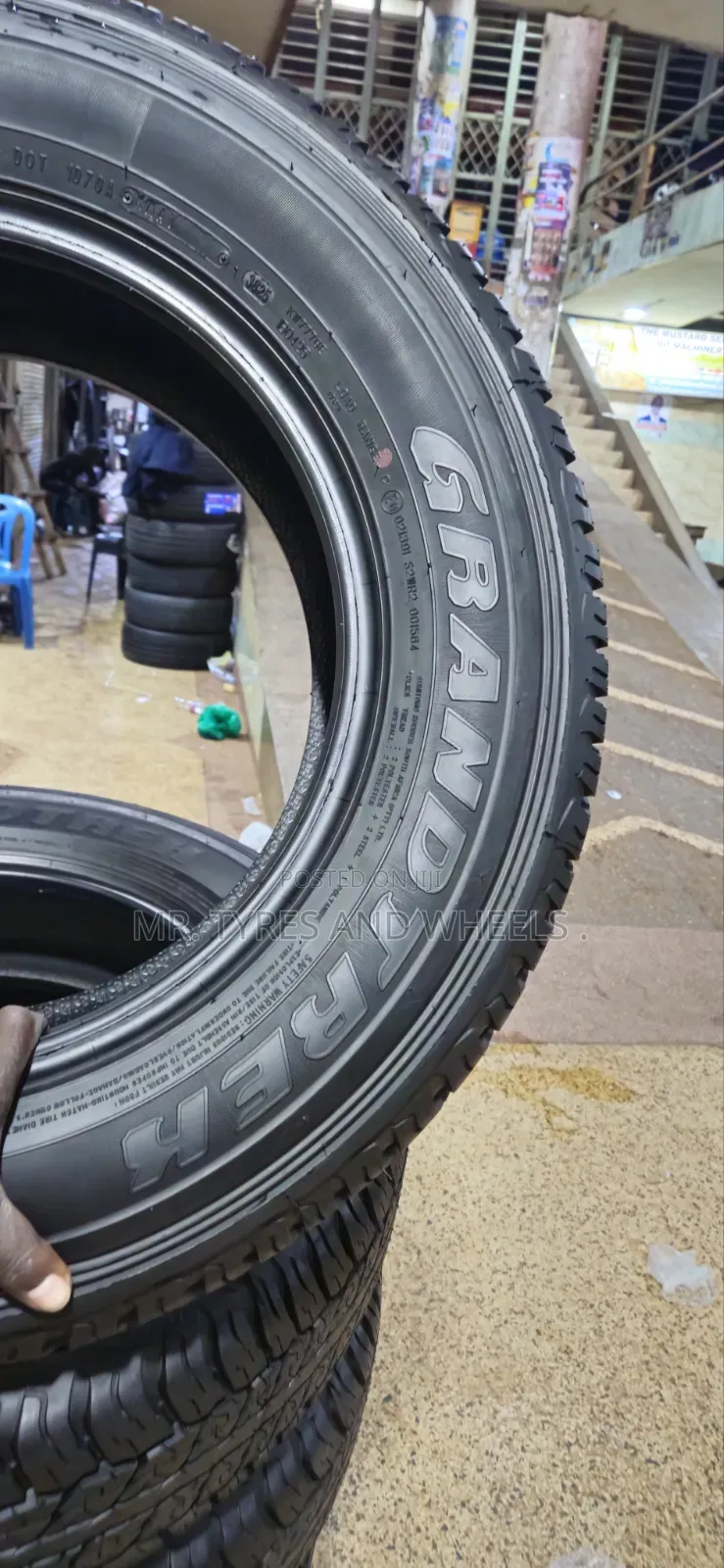 225/70r17 Dunlop Grandtrek