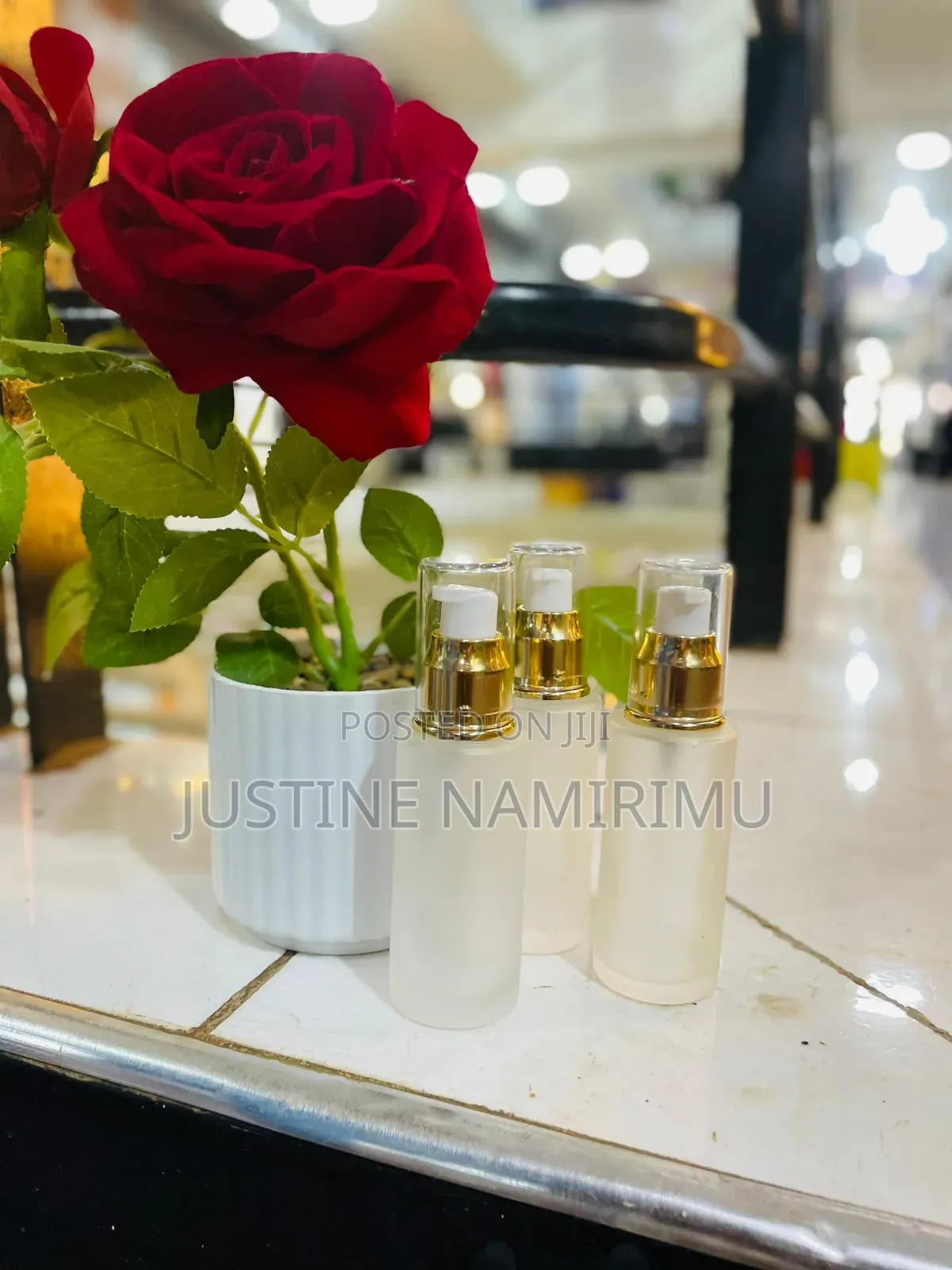 Flat Shoulder Glass Bottles With a Pump
