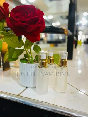 Flat Shoulder Glass Bottles With a Pump