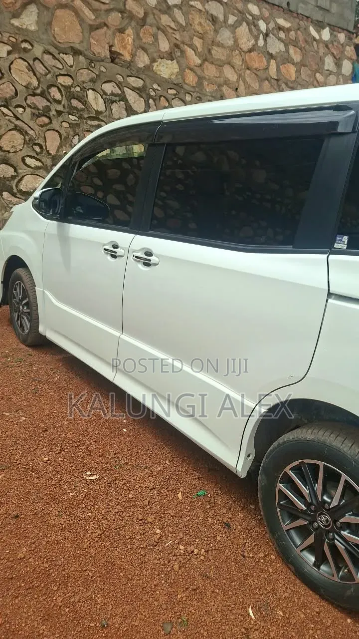 Toyota Noah 2.0 FWD (7 Seater) 2014 White