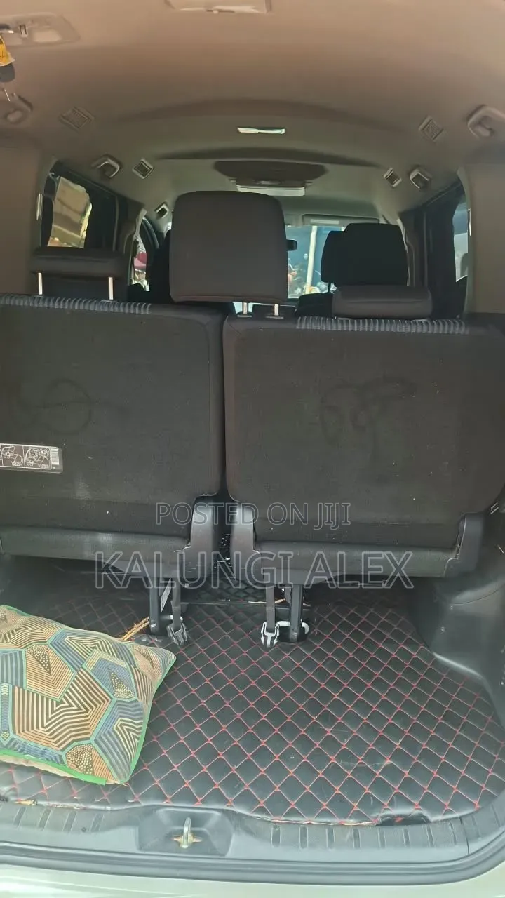 Toyota Noah 2.0 FWD (7 Seater) 2014 White