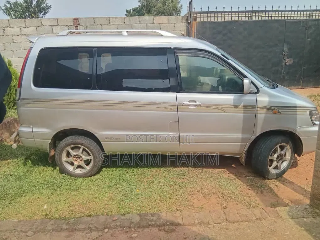 Toyota Noah 2001 Silver