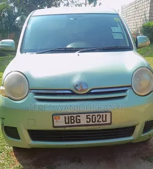 Toyota Sienta 2009 Green