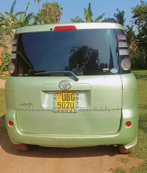 Toyota Sienta 2009 Green