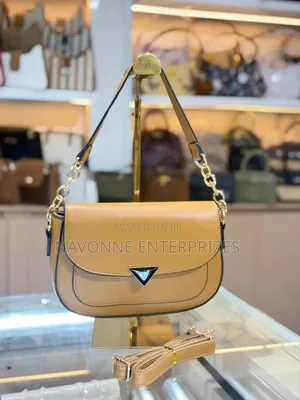 Women’s Structured Flap Handbag With Gold Chain Strap