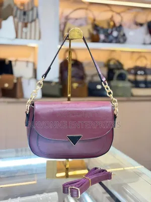Women’s Structured Flap Handbag With Gold Chain Strap