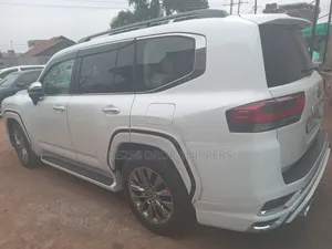 Toyota Land Cruiser LC300 2023 Pearl