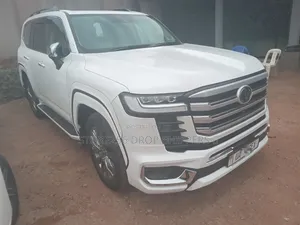 Toyota Land Cruiser LC300 2023 Pearl