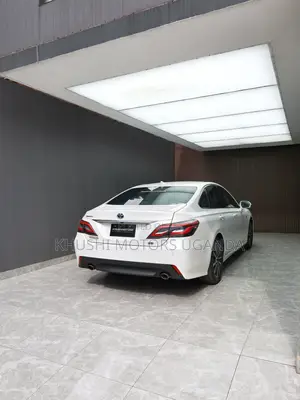 Toyota Crown 2018 White