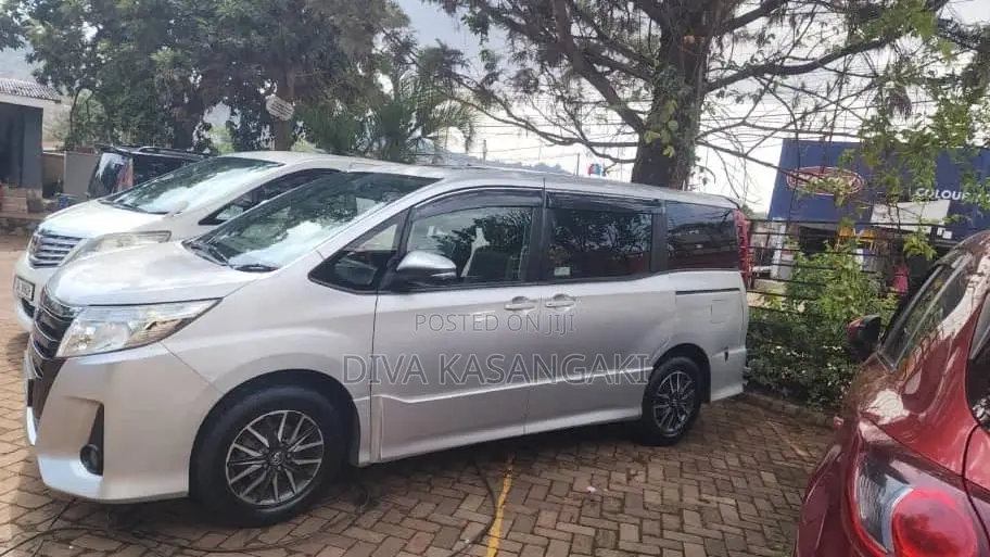 Toyota Noah 2.0 FWD (8 Seater) 2017 Silver