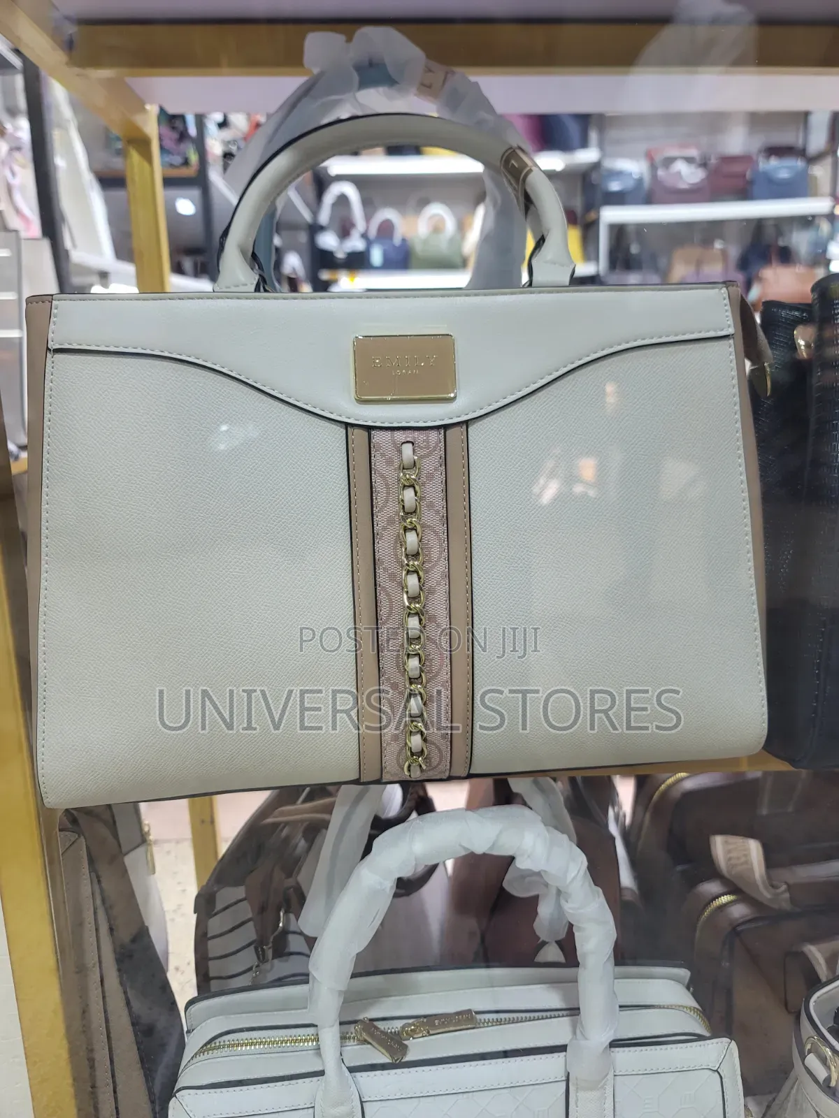 Chain-Detail Handbag With Coin
Purse