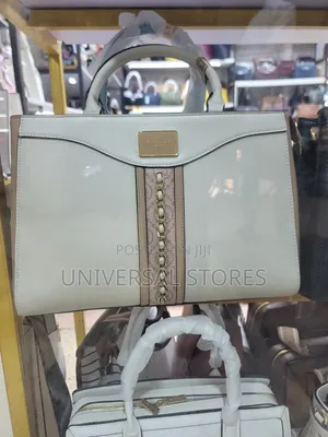 Chain-Detail Handbag With Coin
Purse