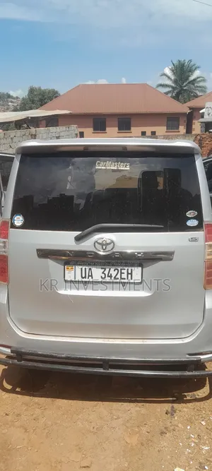 Toyota Noah 2.0 143hp AWD (7 Seater) 2009 White