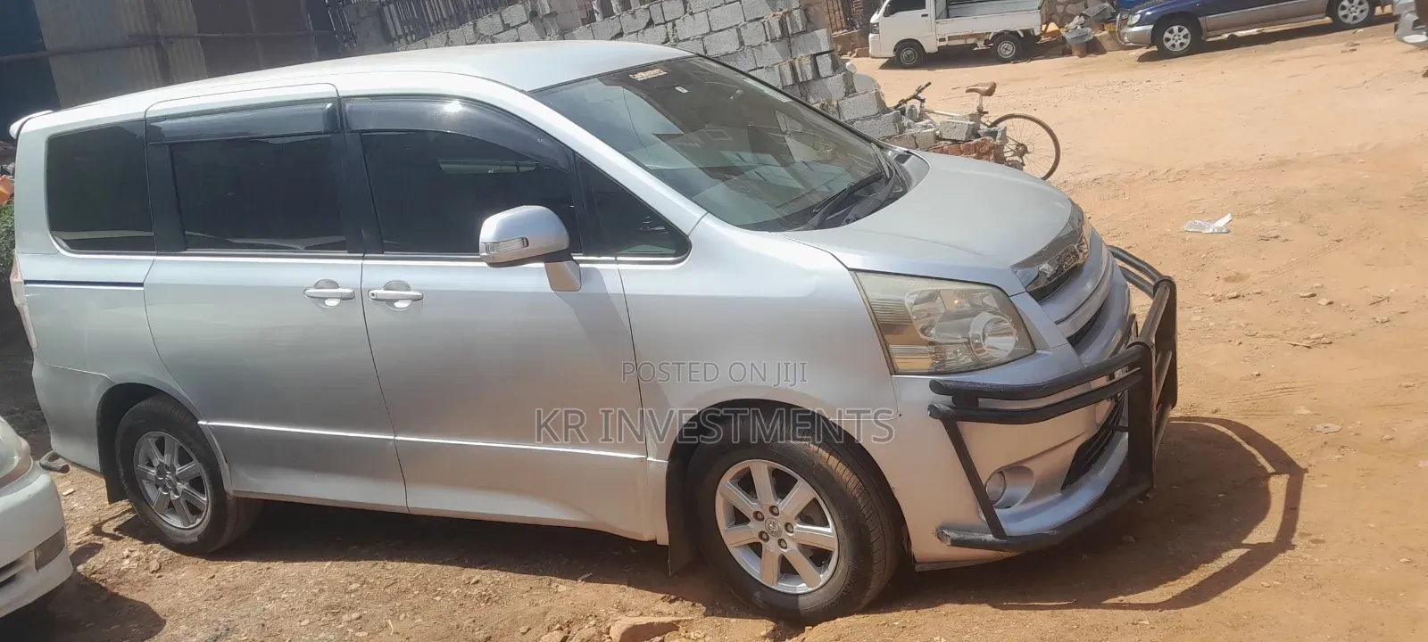 Toyota Noah 2.0 143hp AWD (7 Seater) 2009 White