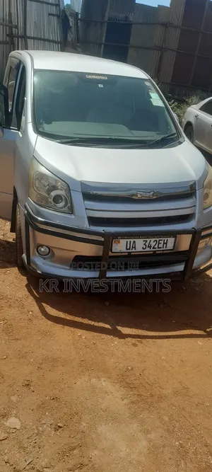 Toyota Noah 2.0 143hp AWD (7 Seater) 2009 White