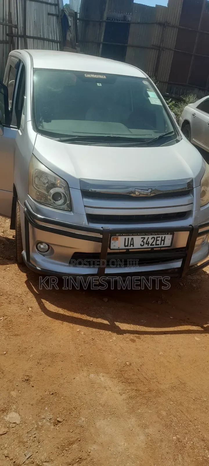 Toyota Noah 2.0 143hp AWD (7 Seater) 2009 White