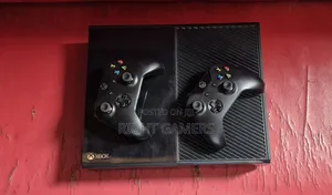 Xbox One + 2 Original Pads