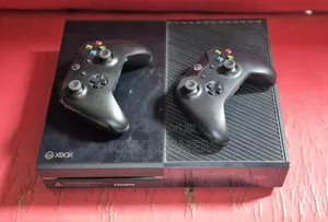 Xbox One + 2 Original Pads