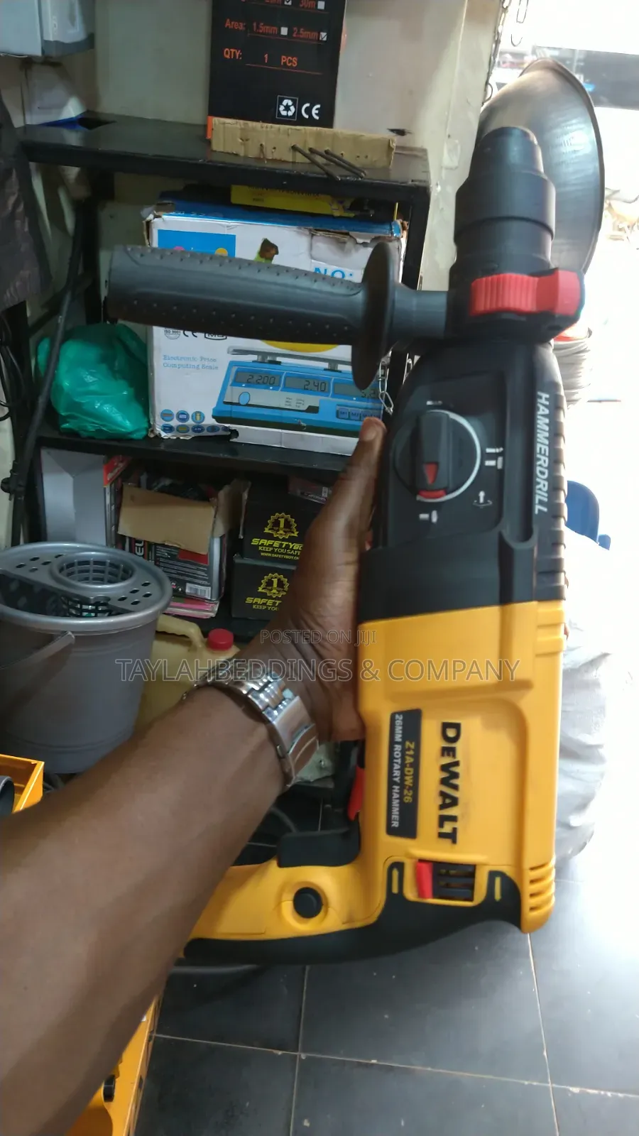 Dewalt 800w Rotary Hammer Drill With 2 Chucks