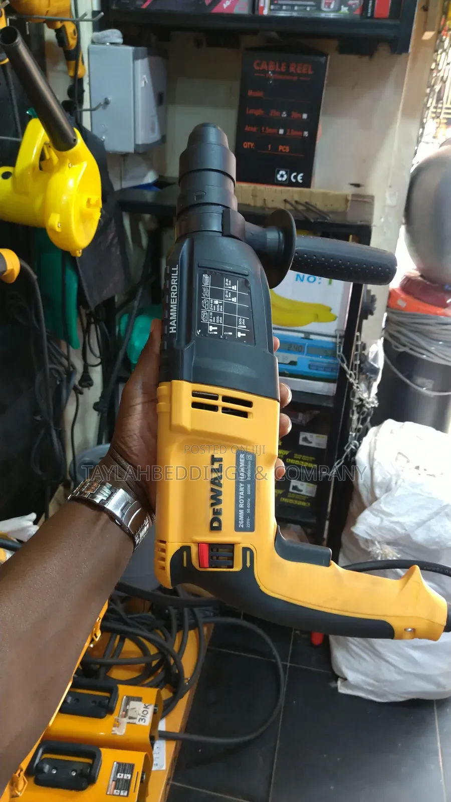 Dewalt 800w Rotary Hammer Drill With 2 Chucks